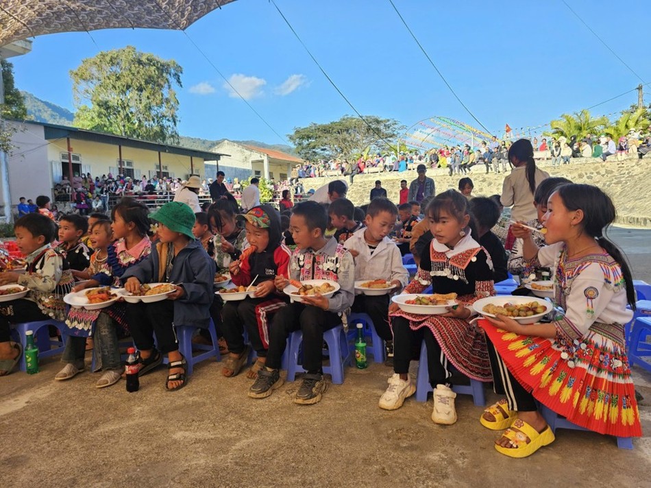 Học sinh thưởng thức bữa cơm do Ban Từ thiện xã hội tịnh xá Ngọc Đức tổ chức Học sinh thưởng thức bữa cơm do Ban Từ thiện xã hội tịnh xá Ngọc Đức tổ chức