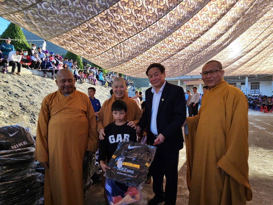 Chư tôn đức, lãnh đạo địa phương trao quà cho học sinh Chư tôn đức, lãnh đạo địa phương trao quà cho học sinh