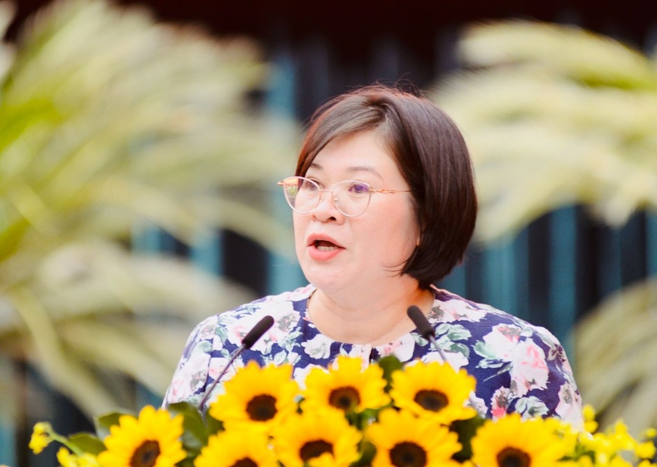 Bà Văn Thị Bạch Tuyết, Ủy viên Ban Thường vụ Thành ủy, Trưởng ban Tổ chức Thành ủy TPHCM báo cáo về triển khai đề án Bà Văn Thị Bạch Tuyết, Ủy viên Ban Thường vụ Thành ủy, Trưởng ban Tổ chức Thành ủy TPHCM báo cáo về triển khai đề án