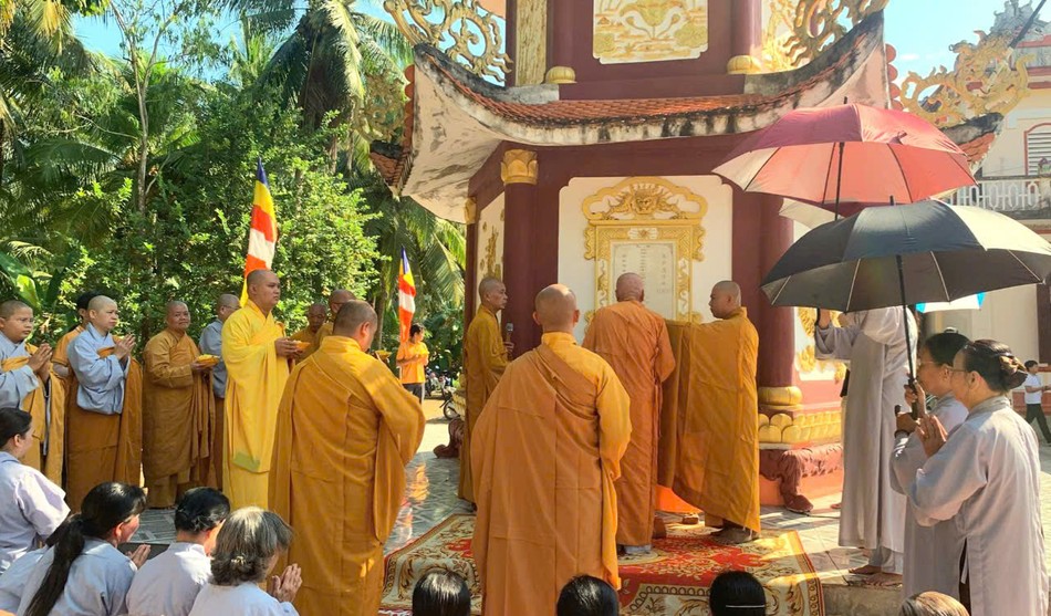 Chư tôn đức tưởng niệm tại bảo tháp thờ xá-lợi Tổ Huệ Quang