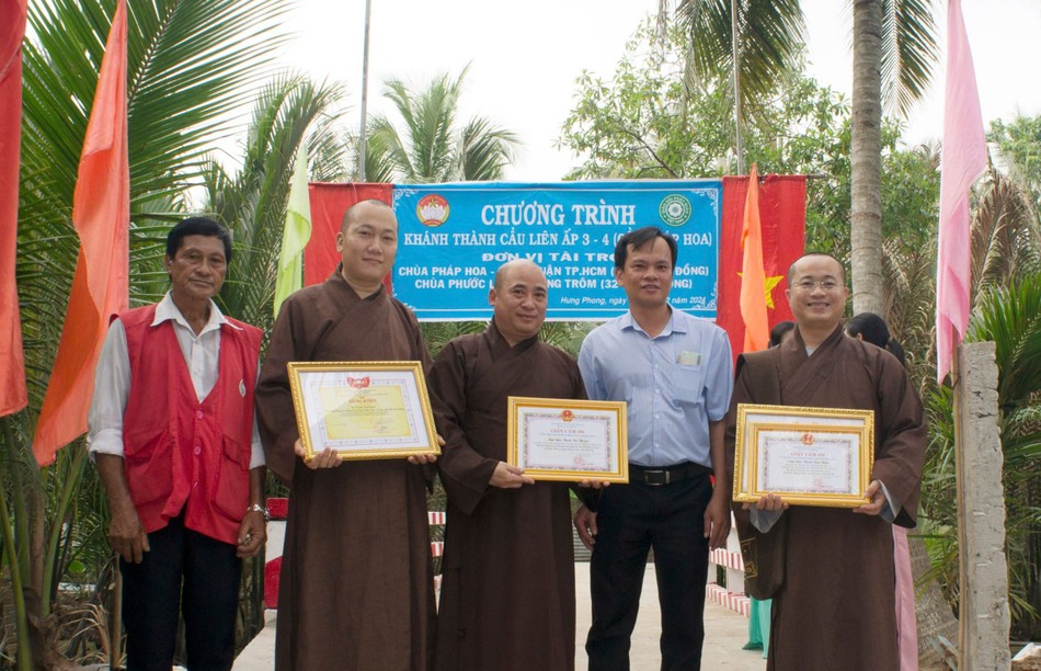 Lãnh đạo địa phương trao Giấy tri ân đến đại diện đơn vị tài trợ Lãnh đạo địa phương trao Giấy tri ân đến đại diện đơn vị tài trợ