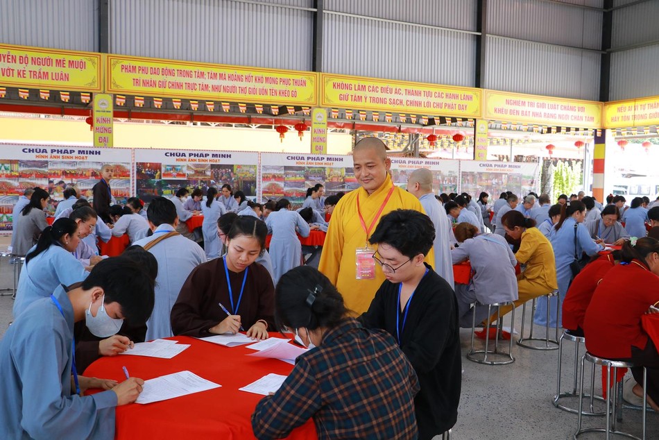 Thí sinh dự thi làm bài luận Thí sinh dự thi làm bài luận