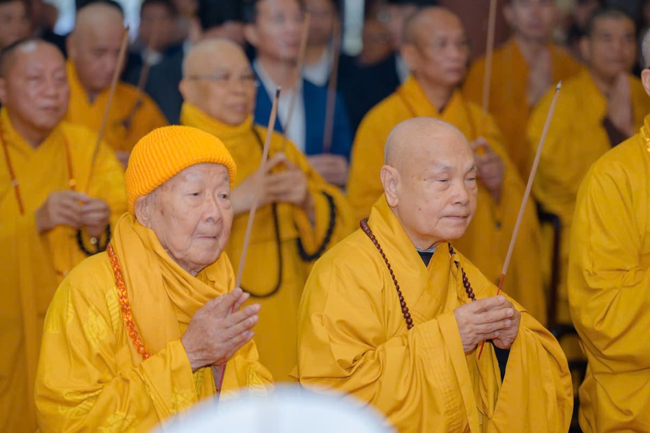 Chư vị giáo phẩm Hội đồng Chứng minh niêm hương tưởng niệm Đức Đệ nhất Pháp chủ GHPGVN