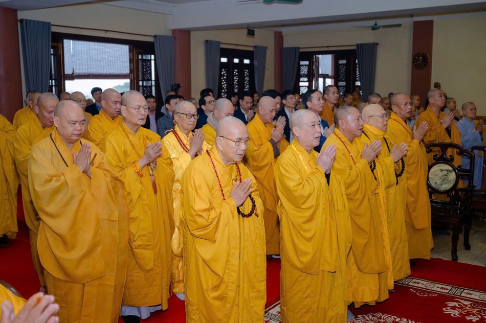 Chư vị giáo phẩm thành kính lễ Giác linh Đại lão Hòa thượng