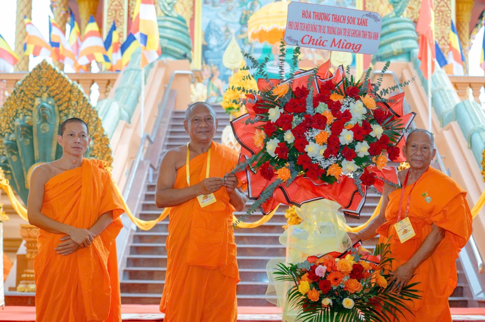 Hòa thượng Thạch Sok Xane trao hoa chúc mừng