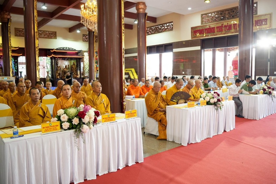 Chư tôn đức Tăng Ni, đại diện các cơ quan tham dự Chư tôn đức Tăng Ni, đại diện các cơ quan tham dự