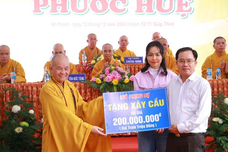 Phật tử Khánh Vy, Lâm Ánh Ngọc trao tặng kinh phí xây dựng cầu nông thôn Phật tử Khánh Vy, Lâm Ánh Ngọc trao tặng kinh phí xây dựng cầu nông thôn