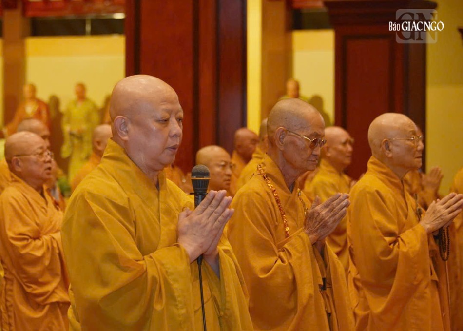 Bố-tát là nghi thức đặc thù của Tăng đoàn do Đức Phật chế định nhằm nuôi lớn các pháp lành Bố-tát là nghi thức đặc thù của Tăng đoàn do Đức Phật chế định nhằm nuôi lớn các pháp lành