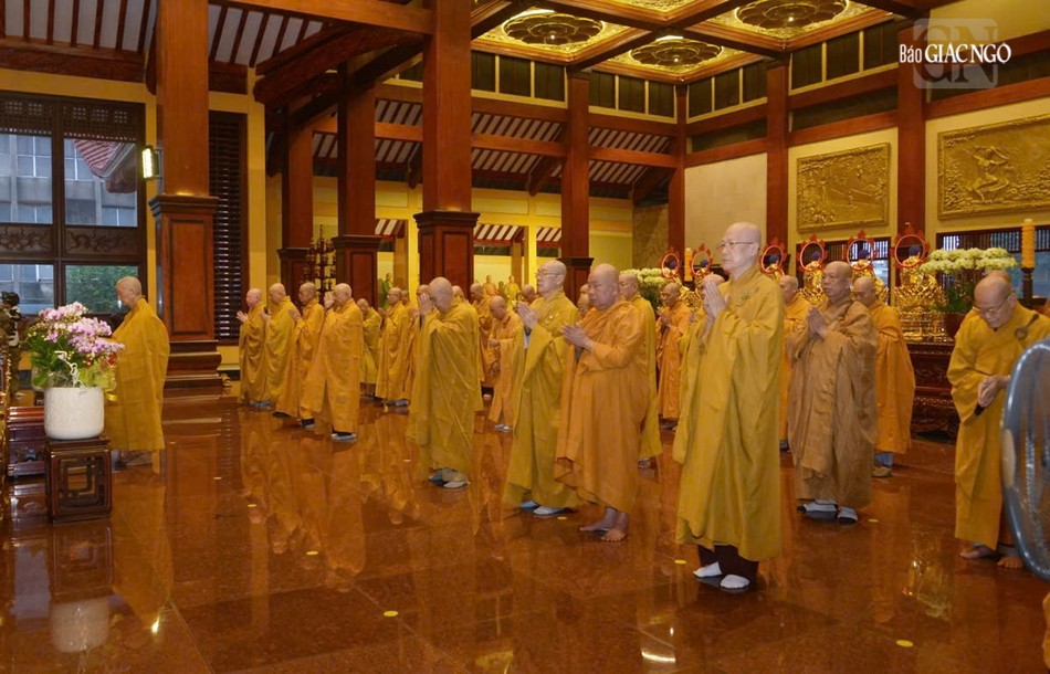 Đức Pháp chủ GHPGVN cùng chư vị giáo phẩm đảnh lễ Tam bảo Đức Pháp chủ GHPGVN cùng chư vị giáo phẩm đảnh lễ Tam bảo