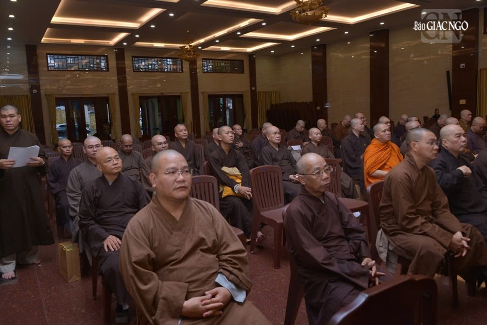 Chư tôn đức tham dự họp