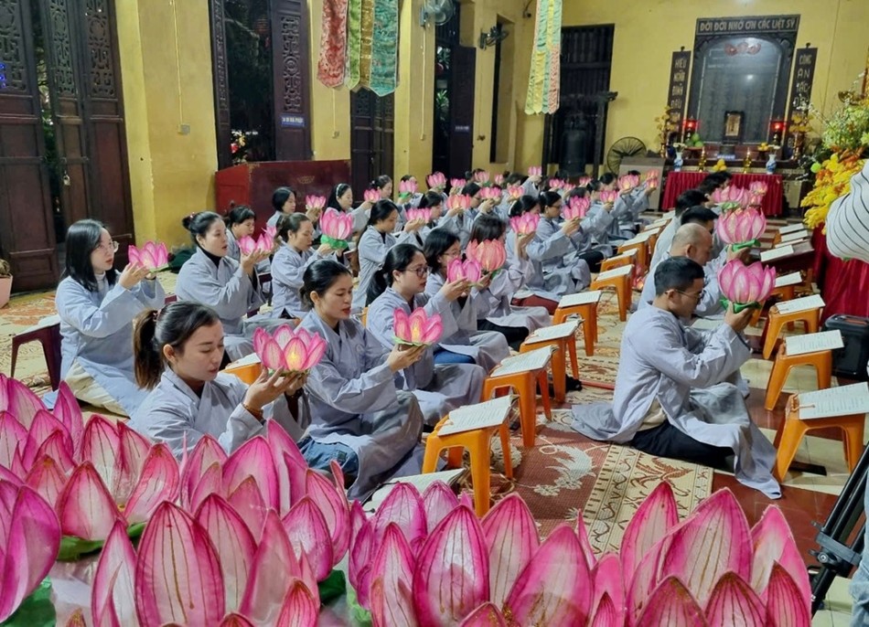 Lễ dâng hoa đăng kính mừng Khánh đản Đức Phật A Di Đà Lễ dâng hoa đăng kính mừng Khánh đản Đức Phật A Di Đà