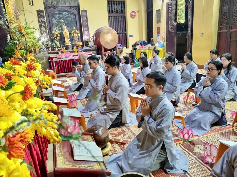 Khóa lễ diễn ra trang nghiêm, thanh tịnh Khóa lễ diễn ra trang nghiêm, thanh tịnh