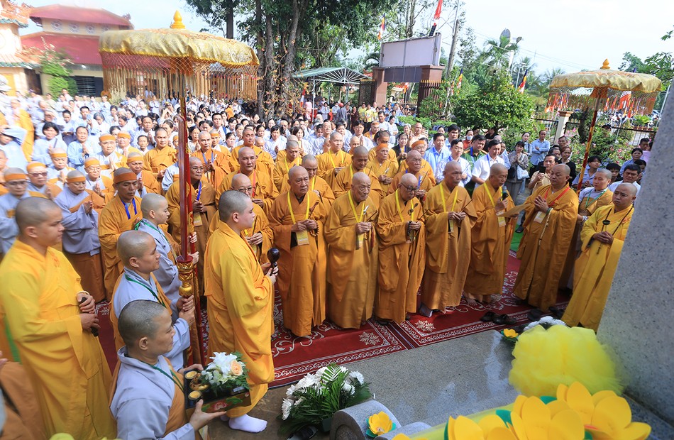 Chư tôn giáo phẩm dâng hương tại Lễ thỉnh xá-lợi Trưởng lão Hòa thượng Thích Tịnh Hạnh nhập bảo tháp trong khuôn viên chùa Phật Bửu, H.Cần Đước, tỉnh Long An Chư tôn giáo phẩm dâng hương tại Lễ thỉnh xá-lợi Trưởng lão Hòa thượng Thích Tịnh Hạnh nhập bảo tháp trong khuôn viên chùa Phật Bửu, H.Cần Đước, tỉnh Long An