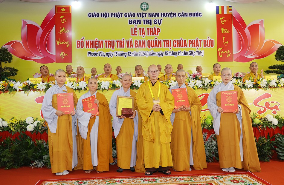 Thưởng tọa Thích Quảng Tâm, Phó Trưởng ban Thường trực Ban Trị sự tỉnh Long An trao quyết định bổ nhiệm trụ trì và quyết định bổ nhiệm Ban Quản trị chùa Phật Bửu Thưởng tọa Thích Quảng Tâm, Phó Trưởng ban Thường trực Ban Trị sự tỉnh Long An trao quyết định bổ nhiệm trụ trì và quyết định bổ nhiệm Ban Quản trị chùa Phật Bửu