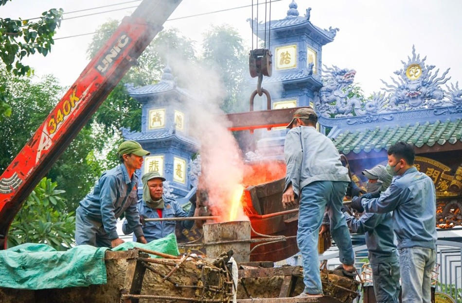 Thợ rót đồng vào khuôn Thợ rót đồng vào khuôn