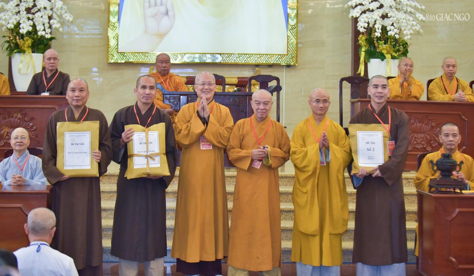 Chư tôn đức Ban Tổ chức và Ban Giám thị kiểm tra niêm phong đề thi