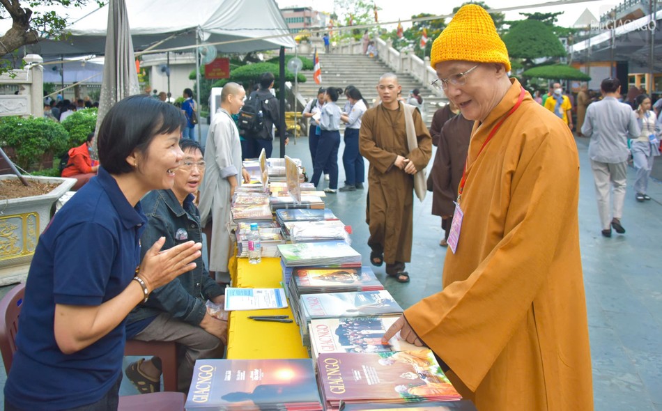 Hòa thượng Thích Chơn Không, Trưởng ban Hướng dẫn Phật tử TP.HCM, Trưởng ban Tổ chức Hội thi giáo lý Phật tử cấp Thành phố thăm quầy Báo Giác Ngộ tại Việt Nam Quốc Tự