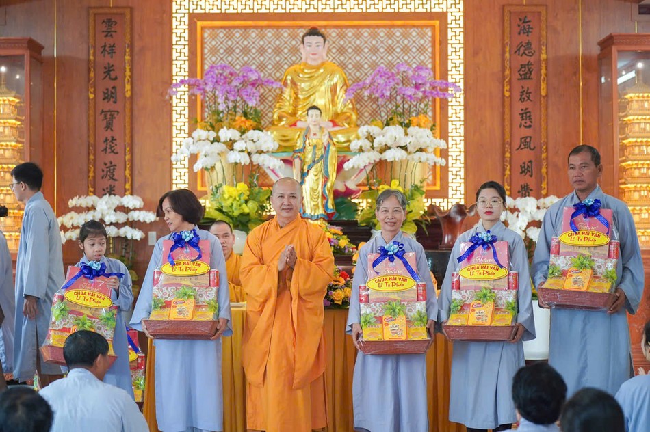 Hòa thượng Thích Thông Không trao phần thưởng đến các Phật tử Hòa thượng Thích Thông Không trao phần thưởng đến các Phật tử