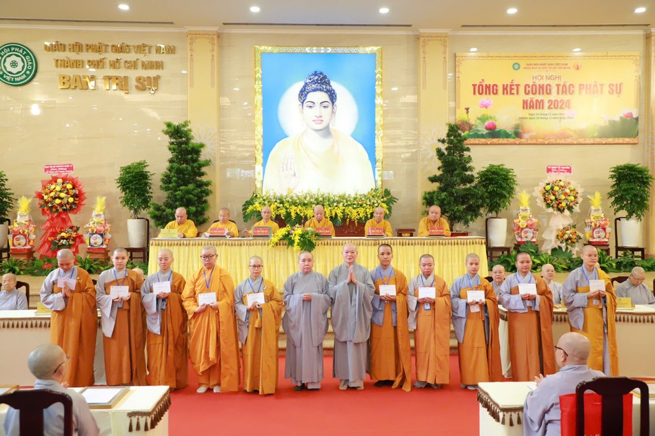 Đại diện Ban Tổ chức trao học bổng đến Ni sinh Đại diện Ban Tổ chức trao học bổng đến Ni sinh