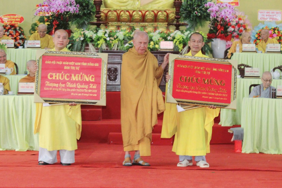 Trao giáo chỉ tấn phong giáo phẩm Trao giáo chỉ tấn phong giáo phẩm