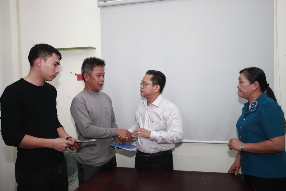 Phó Chủ tịch Ủy ban MTTQVN TP.HCM Phạm Minh Tuấn thăm hỏi, chia buồn cùng thân nhân người tử vong trong vụ hỏa hoạn - Ảnh: M.T TP Phó Chủ tịch Ủy ban MTTQVN TP.HCM Phạm Minh Tuấn thăm hỏi, chia buồn cùng thân nhân người tử vong trong vụ hỏa hoạn - Ảnh: M.T TP