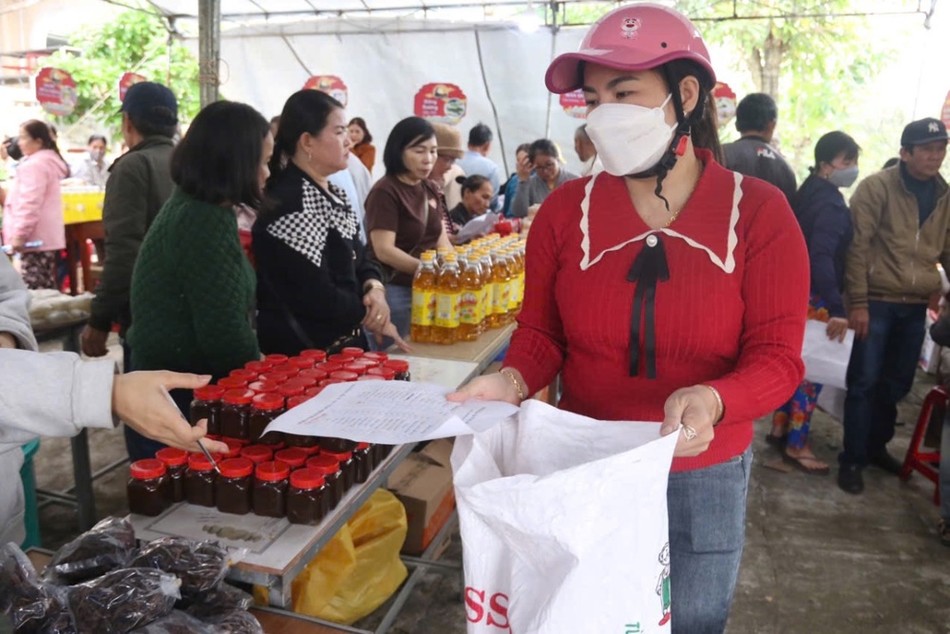 Phiên chợ Tết 0 đồng phục vụ bà con có hoàn cảnh khó khăn tại địa phương Phiên chợ Tết 0 đồng phục vụ bà con có hoàn cảnh khó khăn tại địa phương