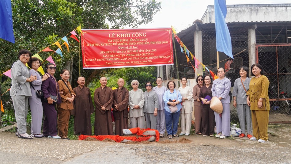 Chư tôn đức Ban Trị sự tỉnh Bà Rịa - Vũng Tàu và thành viên đoàn từ thiện tại lễ khởi công đường nông thôn tại tỉnh Vĩnh Long Chư tôn đức Ban Trị sự tỉnh Bà Rịa - Vũng Tàu và thành viên đoàn từ thiện tại lễ khởi công đường nông thôn tại tỉnh Vĩnh Long