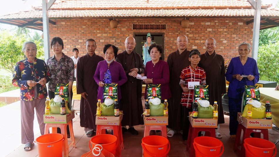 Đoàn từ thiện trao quà đến bà con tại chùa Tân Giác, xã An Thạnh Nhất Đoàn từ thiện trao quà đến bà con tại chùa Tân Giác, xã An Thạnh Nhất