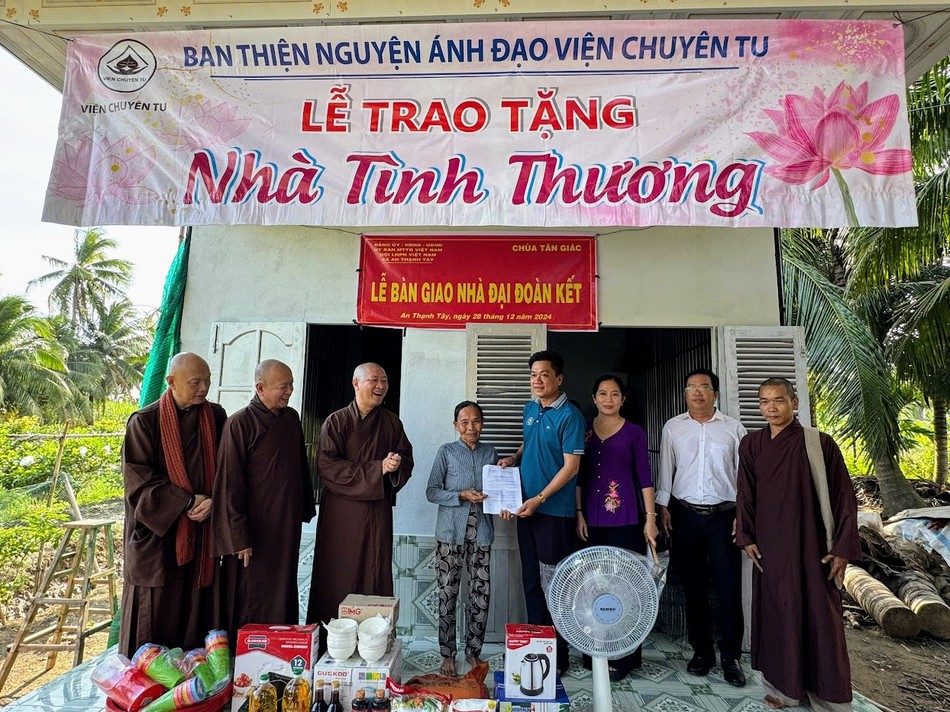 Bàn giao nhà Đại đoàn kết đến hộ nghèo Bàn giao nhà Đại đoàn kết đến hộ nghèo