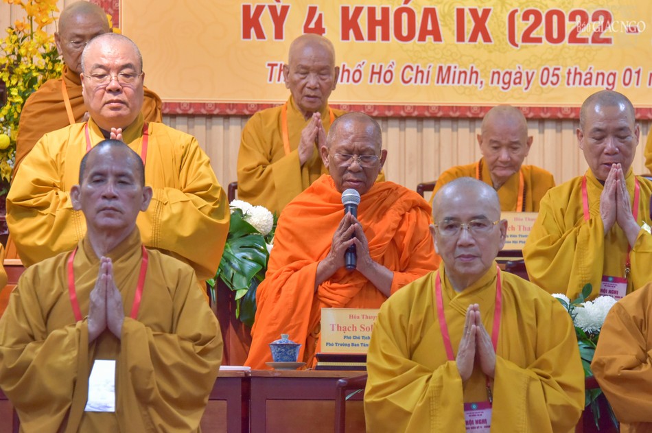 Chư vị giáo phẩm thực hiện nghi thức niệm Phật 3 lần suy tôn Phó Pháp chủ Hội đồng Chứng minh