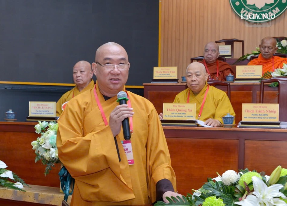 Thượng tọa Thích Phước Nguyên phát biểu tại hội nghị