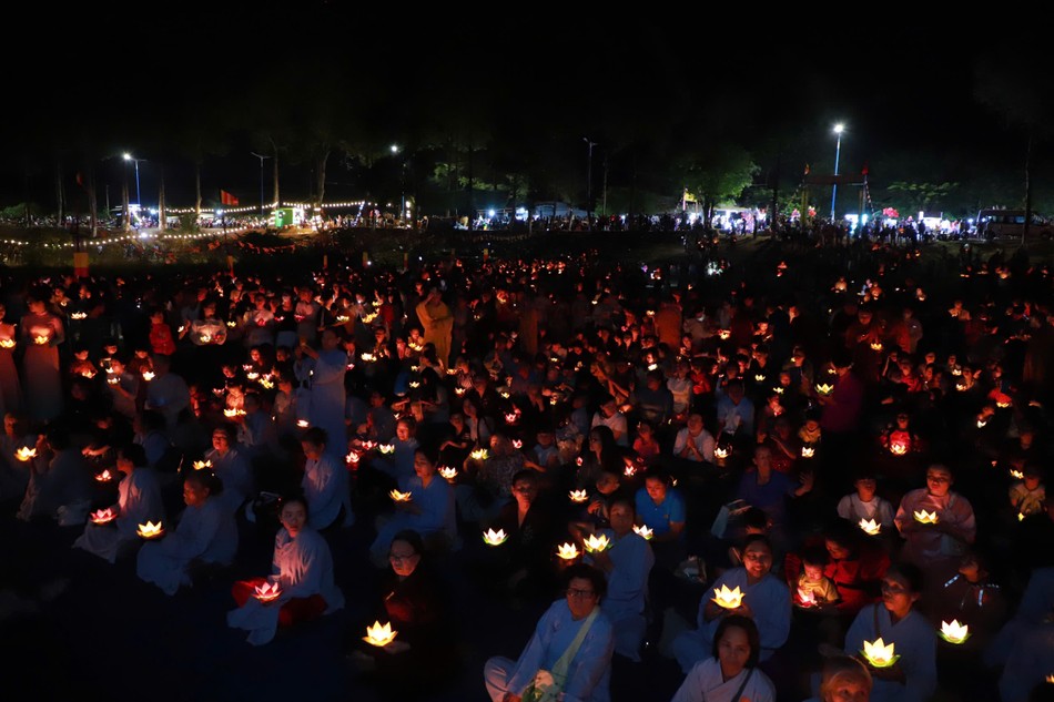 Hoa đăng kính mừng ngày Đức Phật Thích Ca thành đạo Hoa đăng kính mừng ngày Đức Phật Thích Ca thành đạo