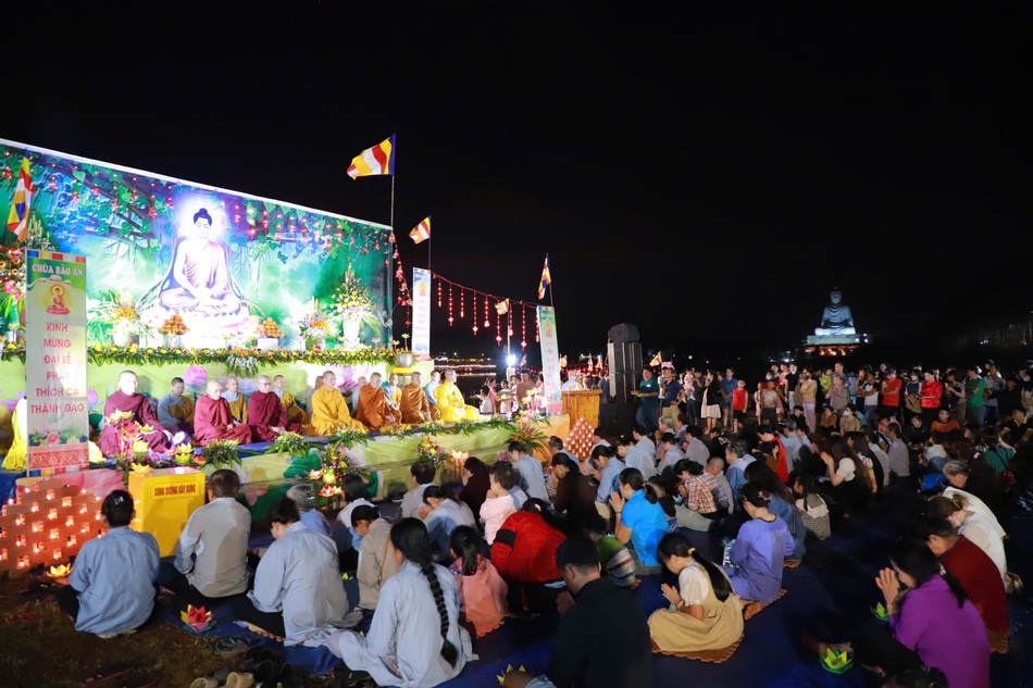 Gần 3.000 Phật tử tham dự khóa lễ Gần 3.000 Phật tử tham dự khóa lễ
