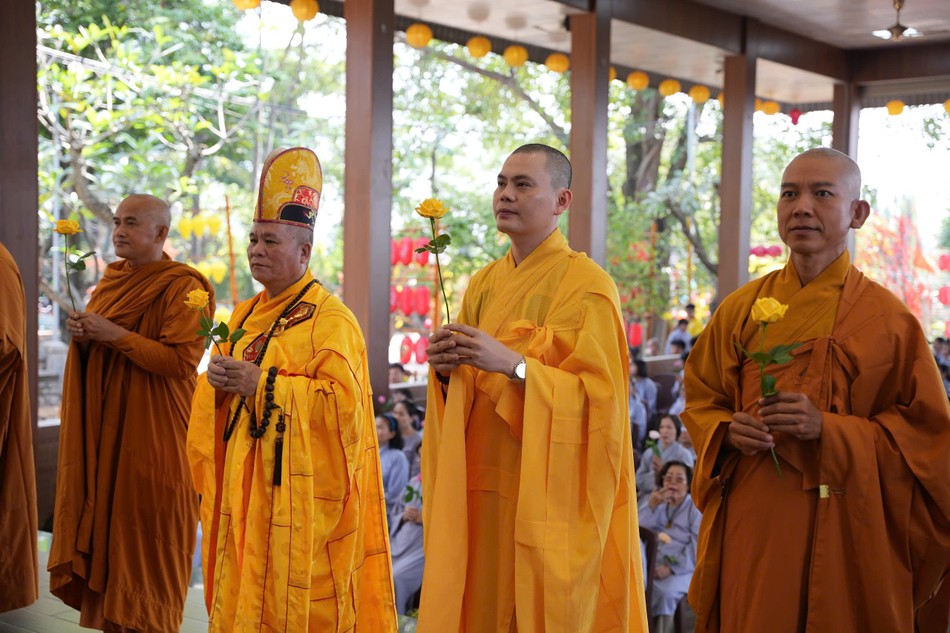 Lễ dâng hoa cúng dường Phật Thành đạo tại chùa Pháp Bảo - Ảnh: P.B Lễ dâng hoa cúng dường Phật Thành đạo tại chùa Pháp Bảo - Ảnh: P.B
