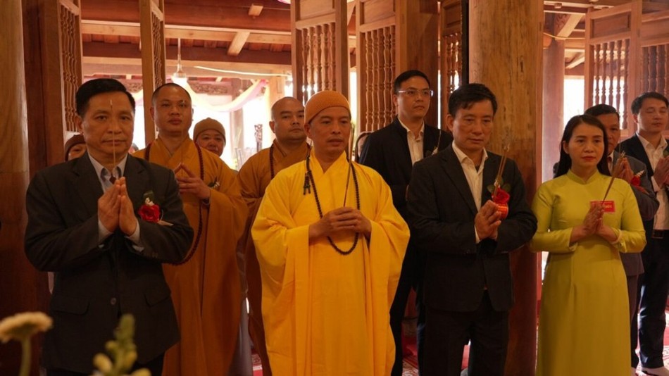 Chư tôn đức và quý khách thực hiện nghi thức niêm hương niệm Phật tại Tam bảo Chư tôn đức và quý khách thực hiện nghi thức niêm hương niệm Phật tại Tam bảo