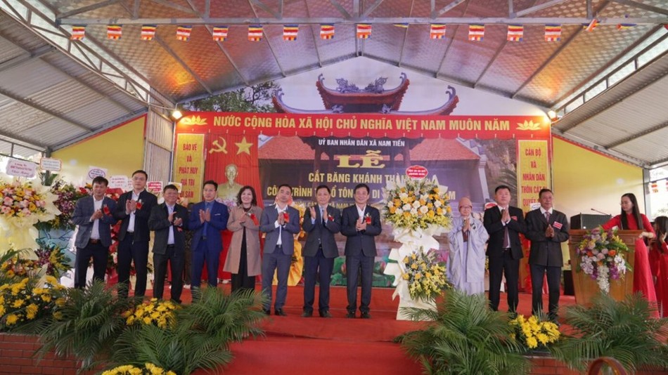 Đại diện các cơ quan tặng hoa chúc mừng Đại diện các cơ quan tặng hoa chúc mừng