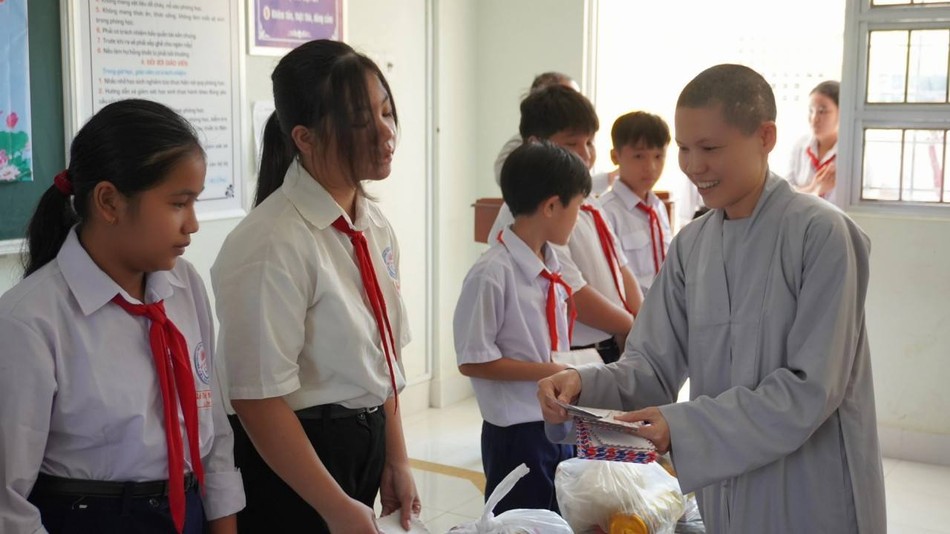 Chùa Bửu Long trao quà đến học sinh nghèo - Ảnh: B.L