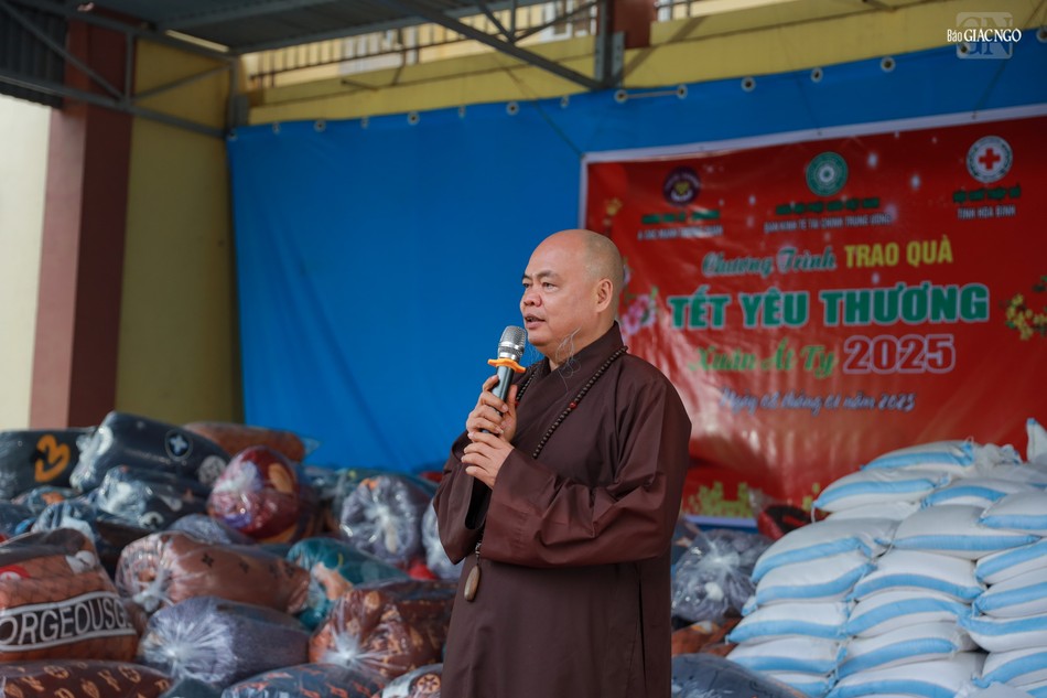 Thượng tọa Thích Thanh Phong có lời thăm hỏi, chúc sức khỏe đến lãnh đạo các cơ quan tỉnh và bà con có hoàn cảnh khó khăn