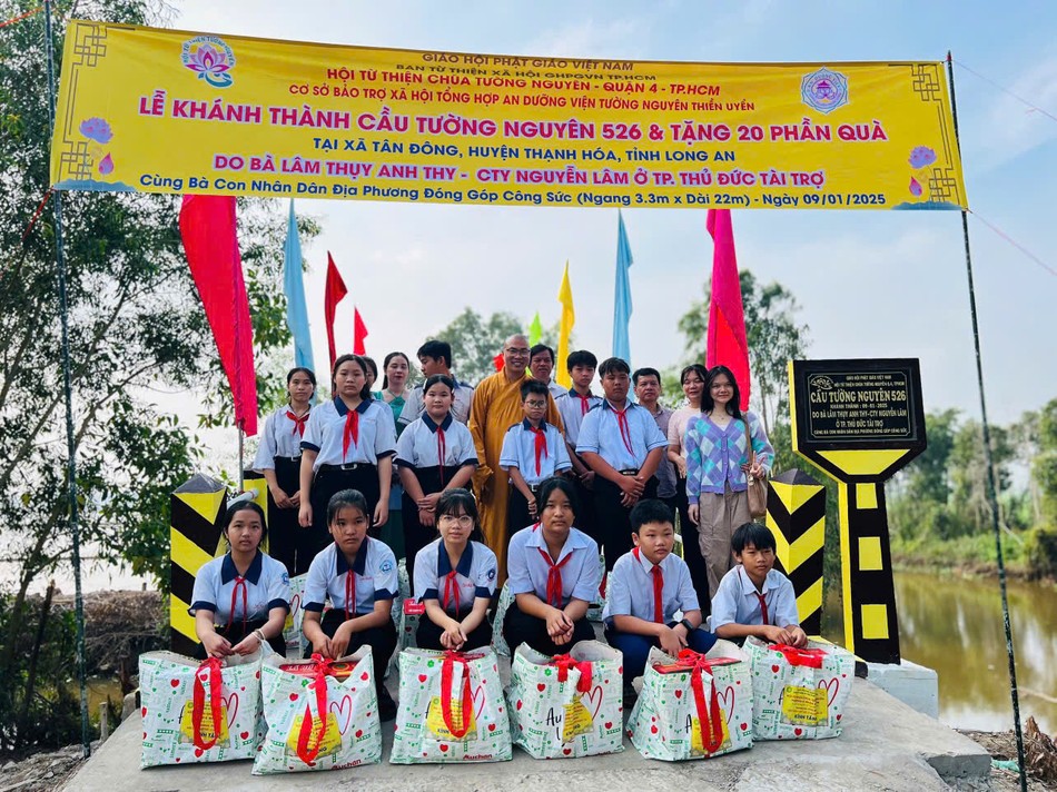 Chùa Tường Nguyên tặng 29 phần quà cho học sinh khó khăn - ảnh: T.N Chùa Tường Nguyên tặng 29 phần quà cho học sinh khó khăn - ảnh: T.N