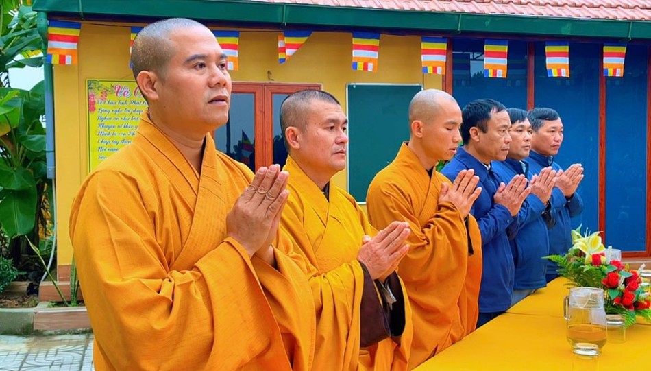 Chư tôn đức cùng đại biểu niệm Phật cầu gia hộ - Ảnh: P.H Chư tôn đức cùng đại biểu niệm Phật cầu gia hộ - Ảnh: P.H