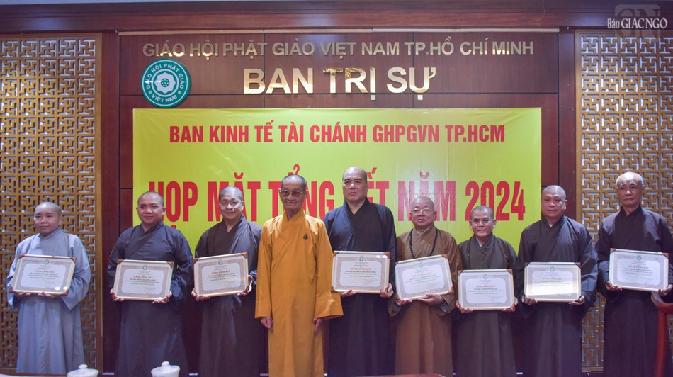 Các thành viên Ban Kinh tế - Tài chính TP.HCM nhận Băng tuyên dương công đức của Ban Thường trực Ban Trị sự GHPGVN TP.HCM Các thành viên Ban Kinh tế - Tài chính TP.HCM nhận Băng tuyên dương công đức của Ban Thường trực Ban Trị sự GHPGVN TP.HCM