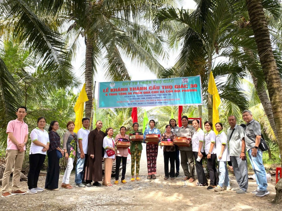 Đoàn từ thiện trao quà đến bà con địa phương - Ảnh: T.G