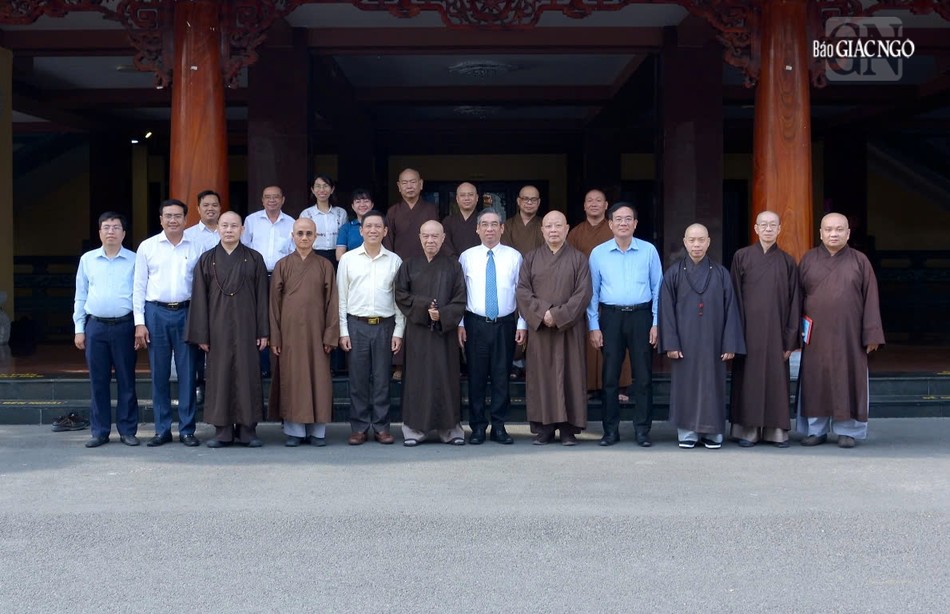 Chư tôn đức chụp ảnh lưu niệm cùng phái đoàn tại Việt Nam Quốc Tự Chư tôn đức chụp ảnh lưu niệm cùng phái đoàn tại Việt Nam Quốc Tự