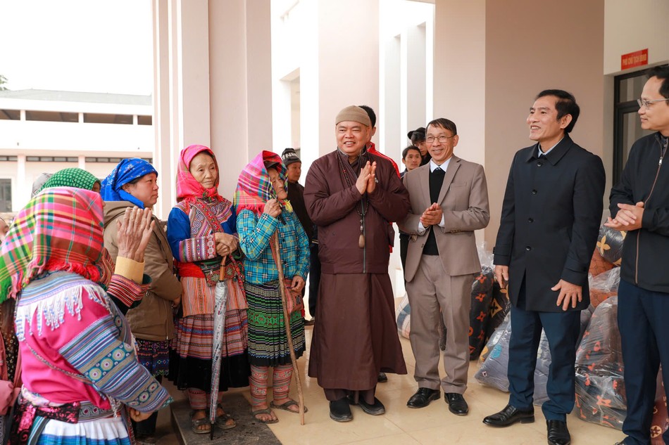 Thượng tọa Thích Thanh Phong chúc Tết đến bà con tỉnh Lào Cai