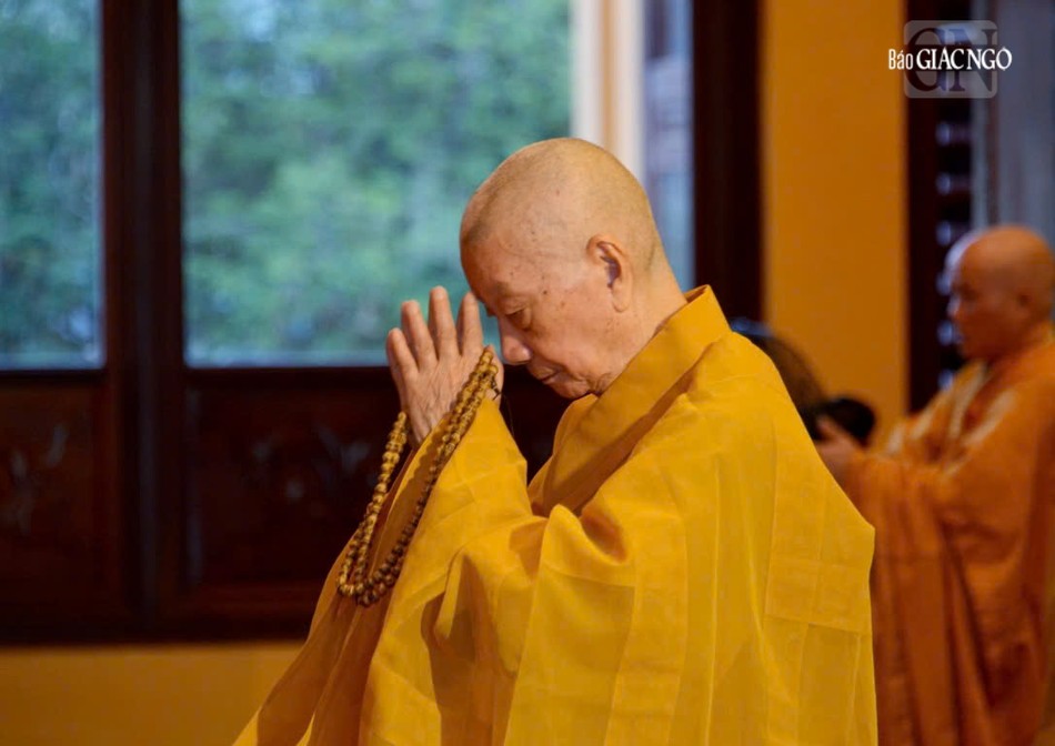 Đức Pháp chủ GHPGVN đảnh lễ Tam bảo tại chánh điện Việt Nam Quốc Tự Đức Pháp chủ GHPGVN đảnh lễ Tam bảo tại chánh điện Việt Nam Quốc Tự