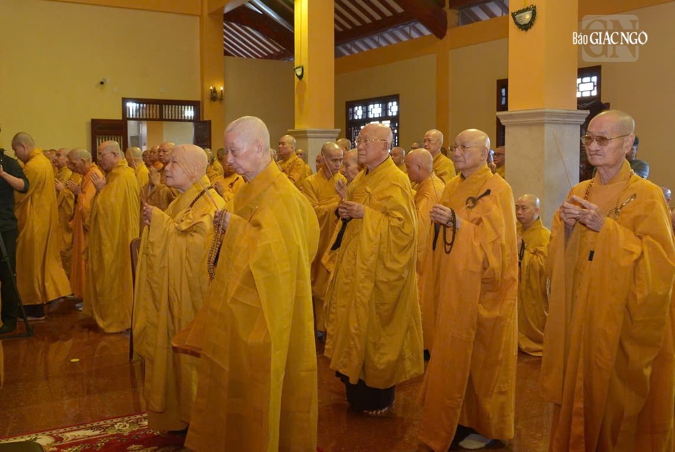 Đức Pháp chủ GHPGVN, cùng chư vị Trưởng lão giáo phẩm Hội đồng Chứng minh thắp hương tưởng niệm Đức Pháp chủ GHPGVN, cùng chư vị Trưởng lão giáo phẩm Hội đồng Chứng minh thắp hương tưởng niệm