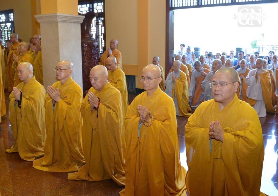 Chư tôn đức Ban Trị sự GHPGVN TP.HCM đại diện môn đồ pháp quyến Chư tôn đức Ban Trị sự GHPGVN TP.HCM đại diện môn đồ pháp quyến