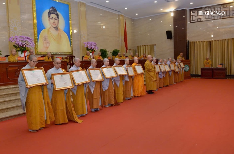 Hòa thượng Thích Lệ Trang trao Giáo chỉ tấn phong giáo phẩm Ni sư Hòa thượng Thích Lệ Trang trao Giáo chỉ tấn phong giáo phẩm Ni sư
