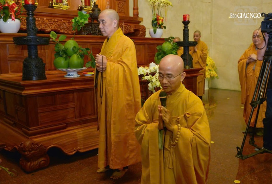 Thượng tọa Thích Thiện Quý, đại diện Ban Tổ chức dâng lời cảm tạ chư tôn giáo phẩm chứng minh Thượng tọa Thích Thiện Quý, đại diện Ban Tổ chức dâng lời cảm tạ chư tôn giáo phẩm chứng minh