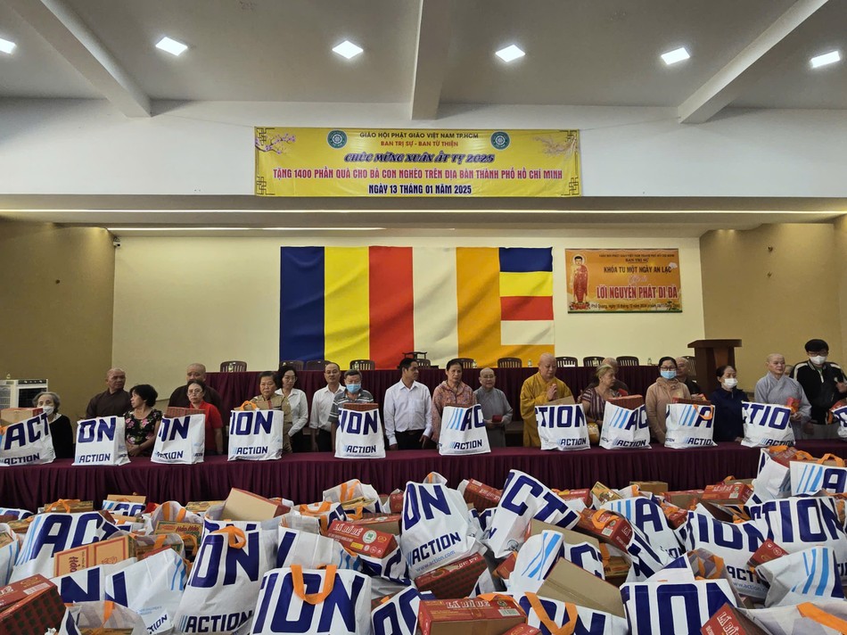 Tại chùa Phổ Quang, Ban Trị sự, Ban Từ thiện xã hội GHPGVN TP.HCM trao 700 phần quà Tết đến bà con khó khăn Q.Tân Bình Tại chùa Phổ Quang, Ban Trị sự, Ban Từ thiện xã hội GHPGVN TP.HCM trao 700 phần quà Tết đến bà con khó khăn Q.Tân Bình